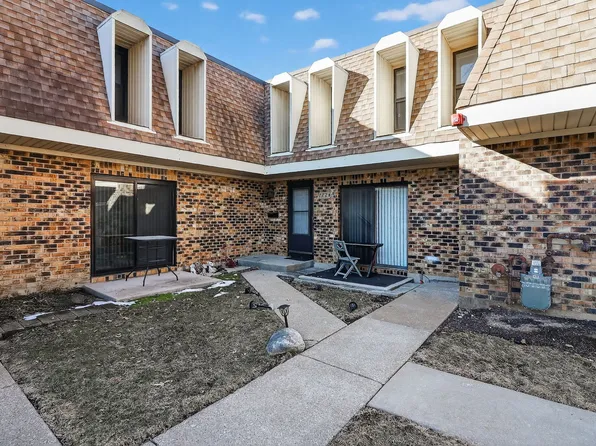 7724 Woodward Ave, Woodridge, IL 60517