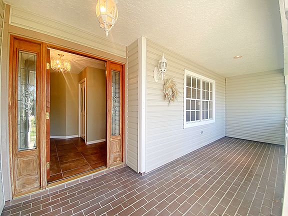 3rd image of 994 Country Lake Cir