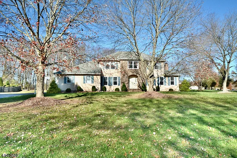 1040 Hillcrest Dr photo 1