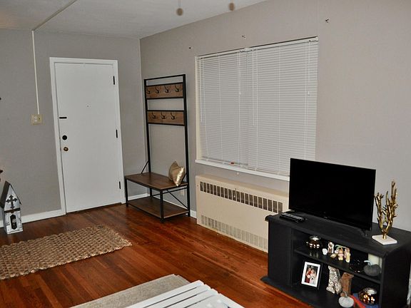 4th image of 430 Lonsdale Ave