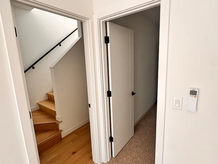 2344 Franklin Ave E — Photo 48