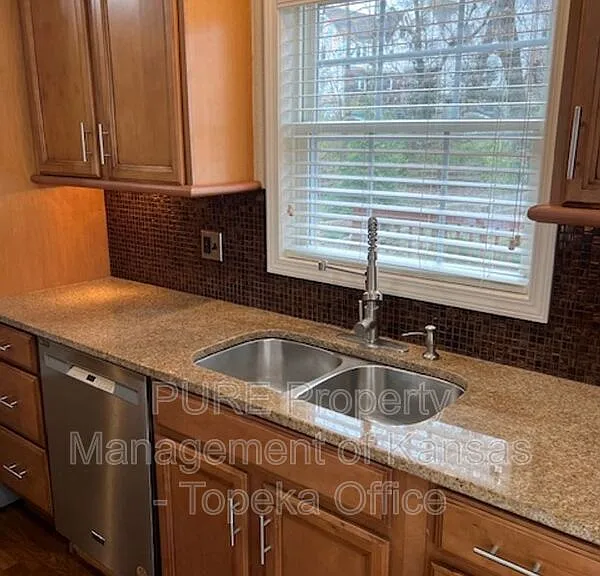 429 E 63rd Ter — Photo 7