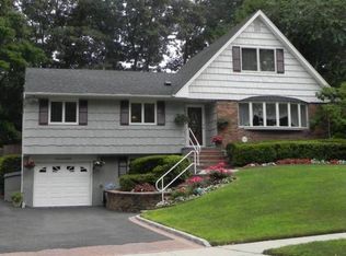 100 Boxwood Dr, Kings Park, NY 11754