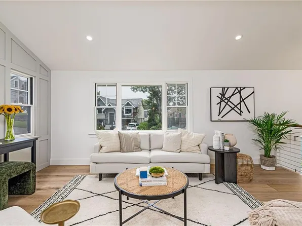 8 Kerins Ter, Newport, RI 02840