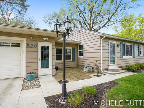 3rd image of 526 Pinecrest St