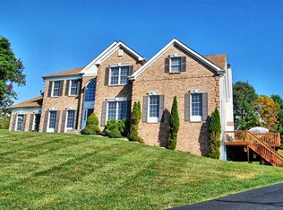 33 Old Schoolhouse Rd, Asbury, NJ 08802