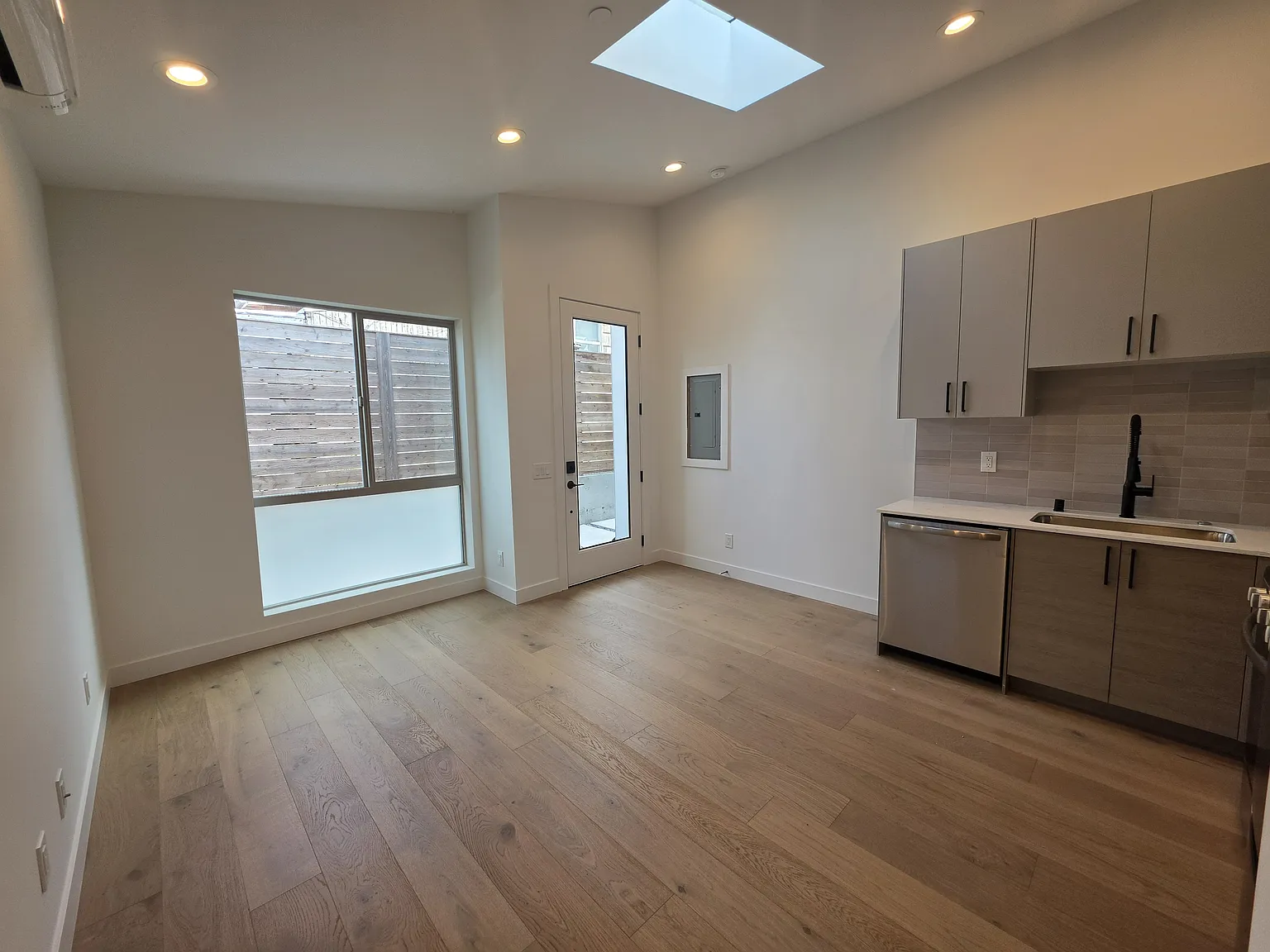 10007 Greenwood Ave N — Photo 3