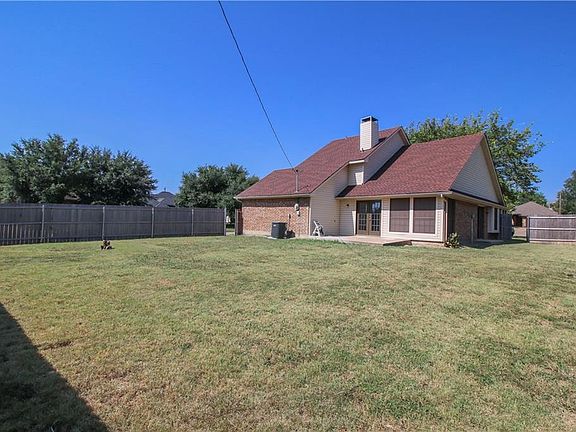 3rd image of 141 Craddock Cir