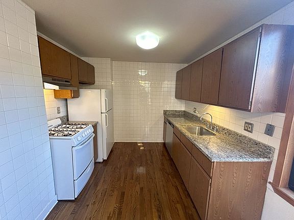 4th image of 534 W Belden Ave #40CH