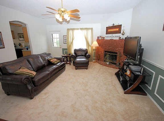 3rd image of 618 Hollyberry Dr