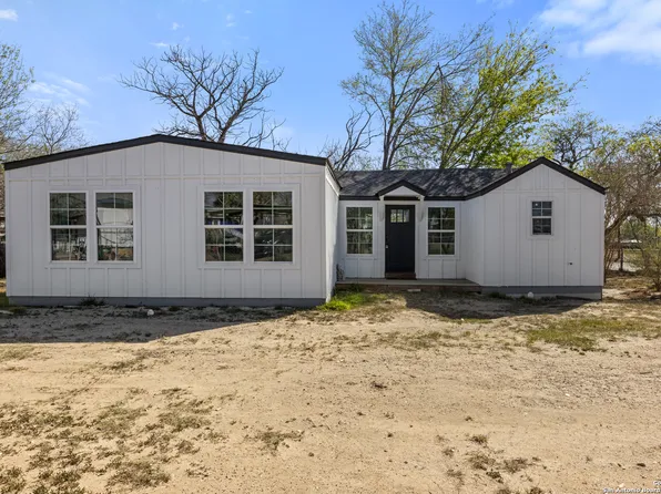 362 Avenue J, Poteet, TX 78065