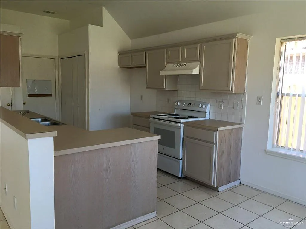 3 bed, 2.0 bath, 1498 sqft, $1,525 — Photo 2