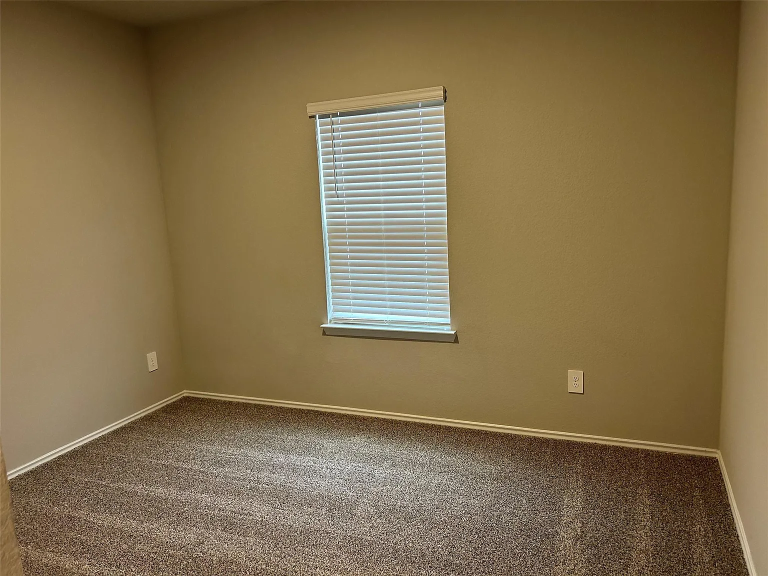 4 bed, 3.0 bath, 2294 sqft, $2,399 — Photo 4