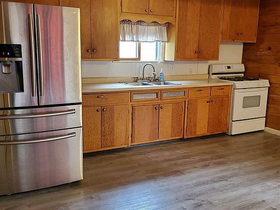 3rd image of 900 Celia St