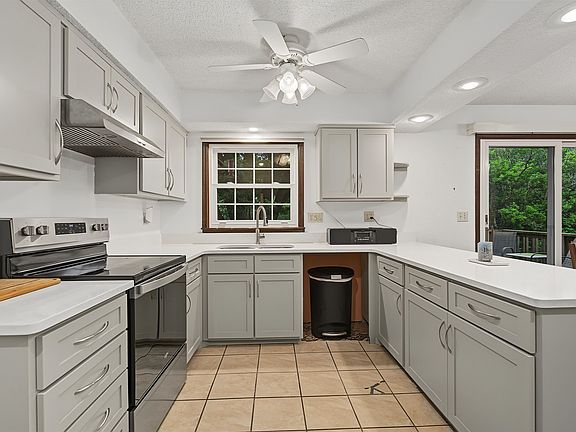 5th image of 618 Clinton St