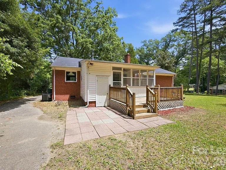 631 Townsend Ave — Photo 30