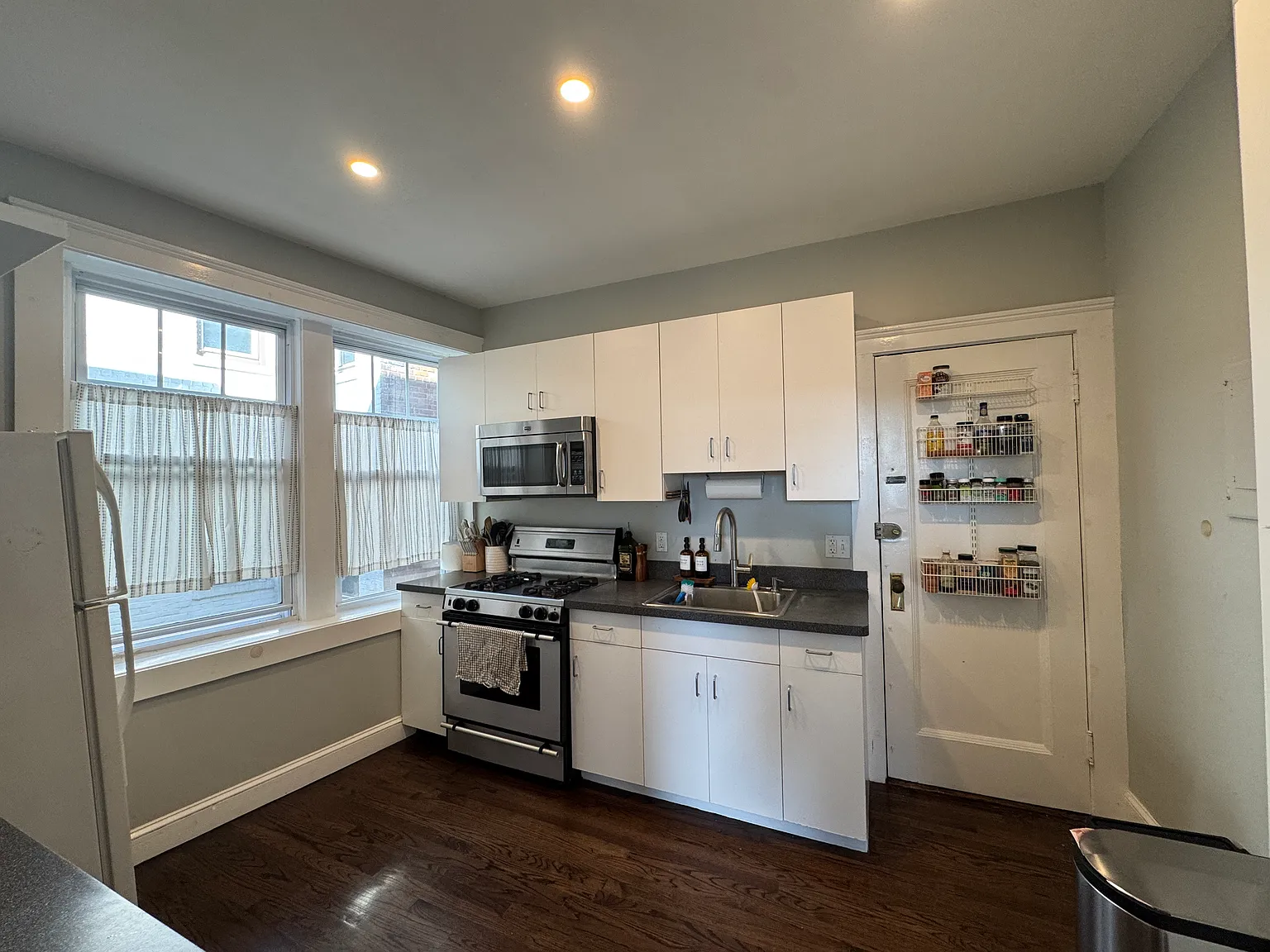 1 bed, 721 sqft, $2,700 — Photo 2