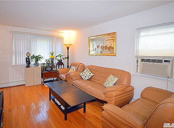4th image of 14 S Cherry Brook Pl