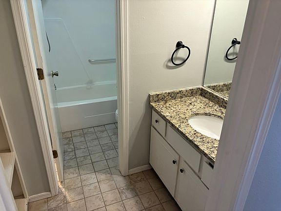 4th image of 1907 N East Oaks Dr