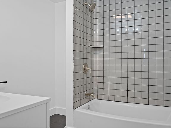 4th image of 416 Oak Hill Ave #1