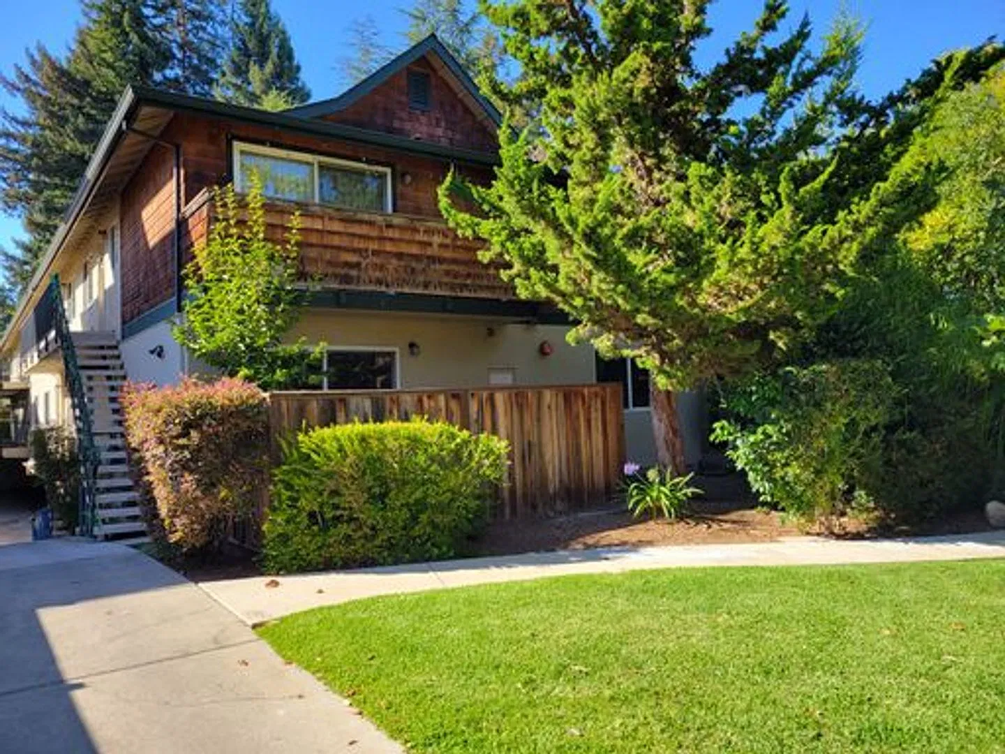 Spacious 2BD/2BA Apartment With Private fenced Yard and In-Unit Laundry in Palo Alto — Photo 2