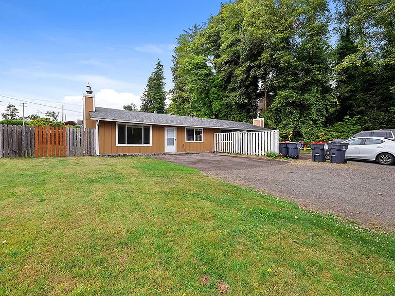 710 Clatsop Ave #710 — Photo 29