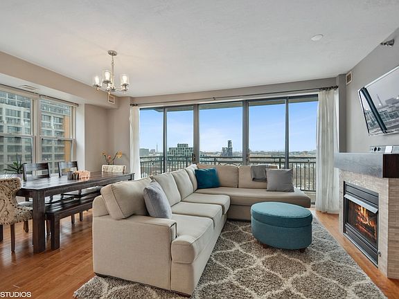 3rd image of 5 E 14th Pl APT 808