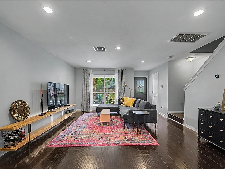 1104 Buckner St — Photo 7