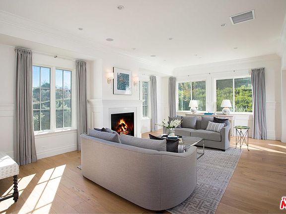 4th image of 2456 Arbutus Dr