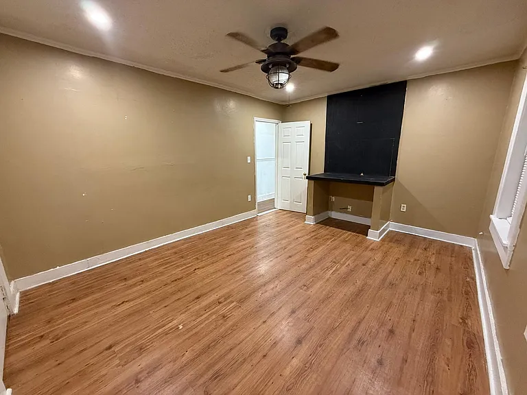 547 Commerce St — Photo 16