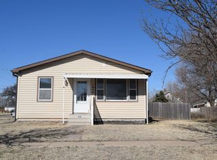 1004 N Maple St, Russell, KS 67665