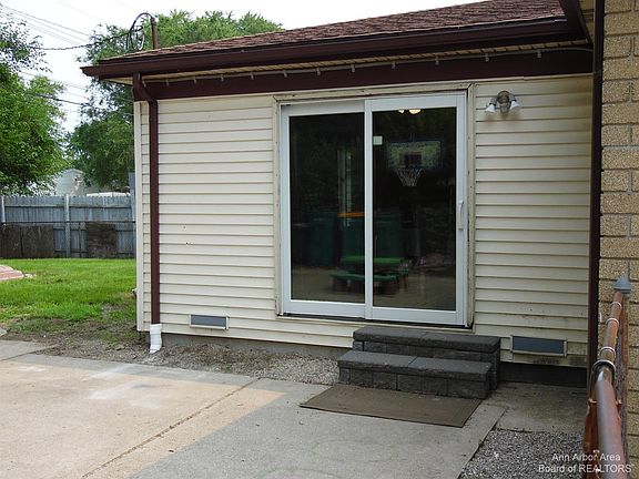 5th image of 2219 Shelly St