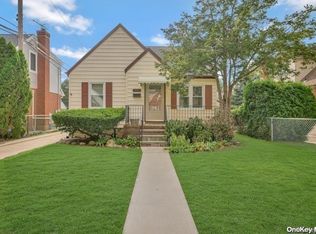 39 Celler Ave, New Hyde Park, NY 11040