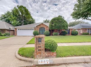 1316 Sunset Ln, Bedford, TX 76021