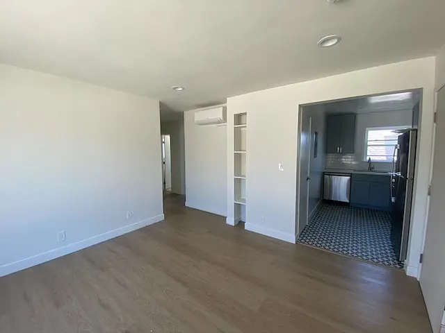 1331 W Adams Blvd — Photo 3