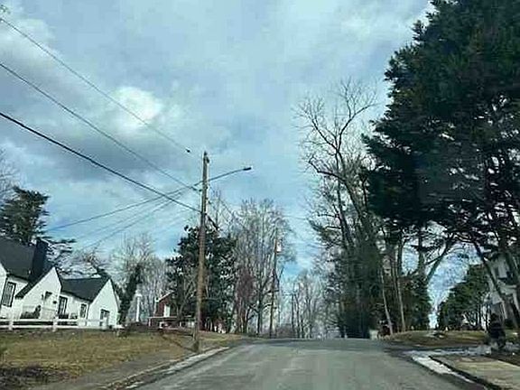 Exterior Neighborhood (street photo)