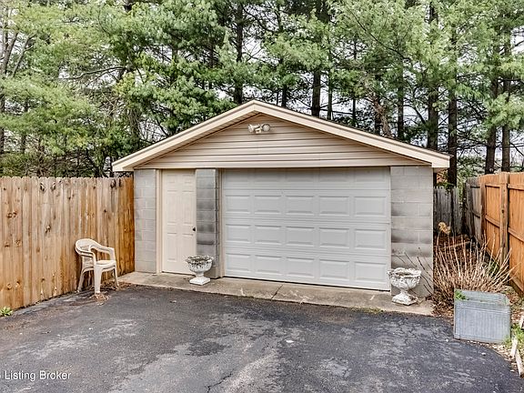 3rd image of 224 E Blue Jay Rd