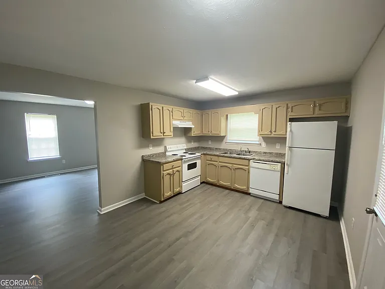 160 Smith Ave #B — Photo 5