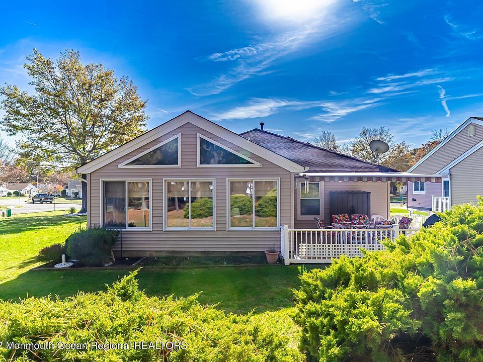 1st image of 132 Pine Oak Blvd