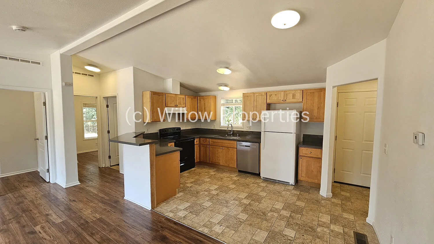 3 bed, 2.0 bath, 1012 sqft, $2,100 — Photo 3