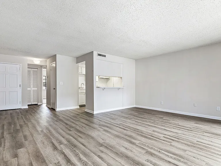 Greenwich Commons Apartment Homes — Photo 9