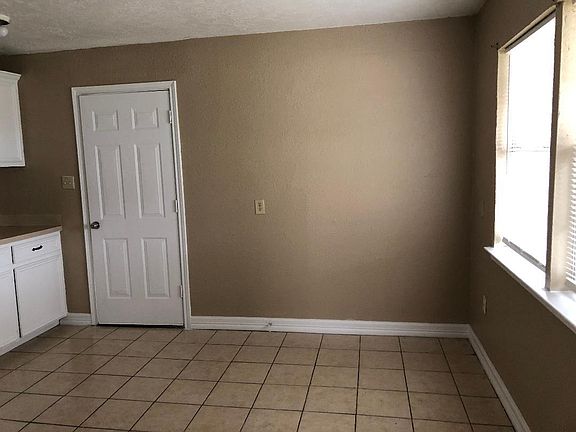 3rd image of 2408 Ingersol Ave
