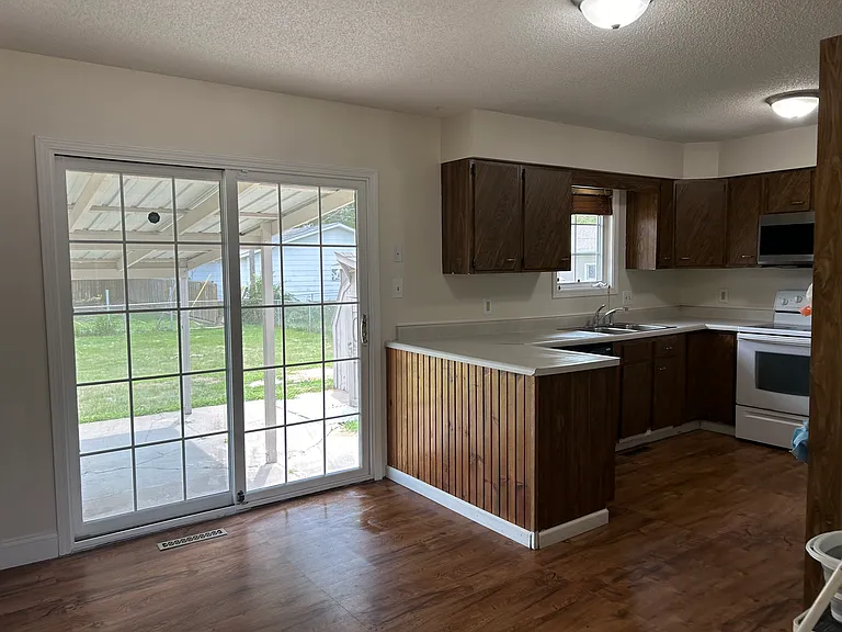 103 W Paul St — Photo 12