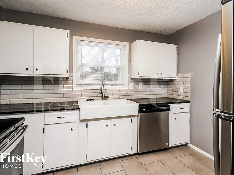4900 N Sycamore Dr — Photo 6