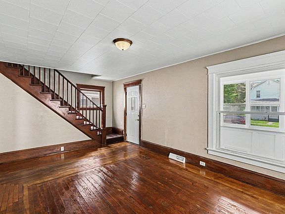 4th image of 547 N Pleasant St
