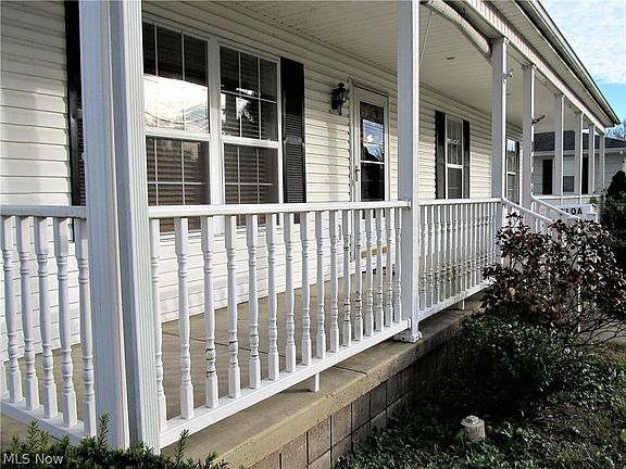 3rd image of 810A Florence St