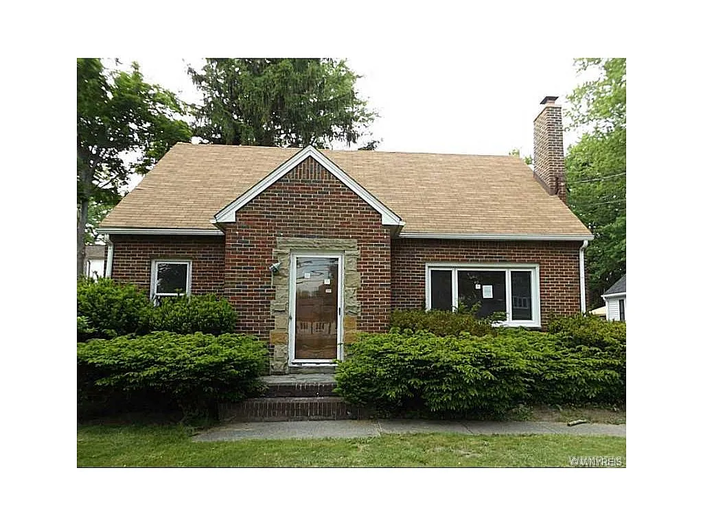 272 E Main St photo 1