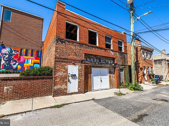 4th image of 858 Tyson St