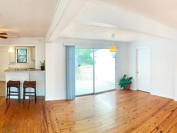 3rd image of 812 W Woodlawn Ave