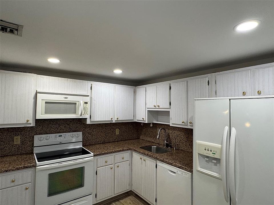 1st image of 3800 Oaks Clubhouse Dr #D